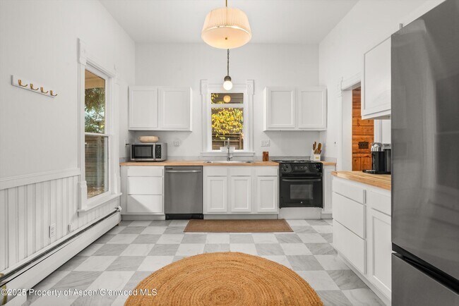 Building Photo - 406 W Smuggler St