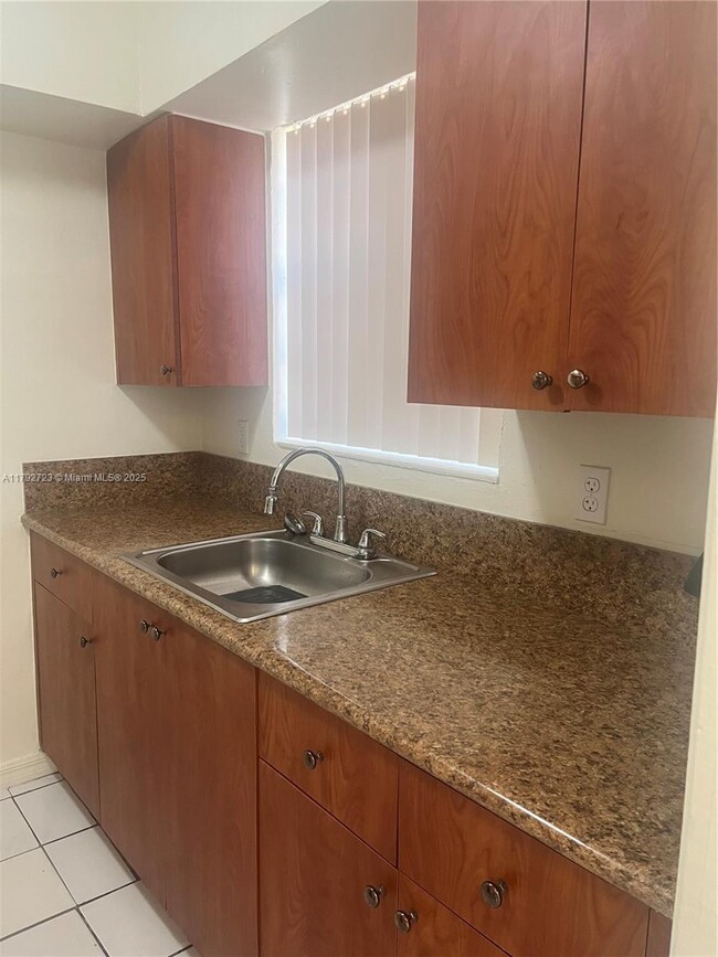 Building Photo - 6525 SW 57th Ct