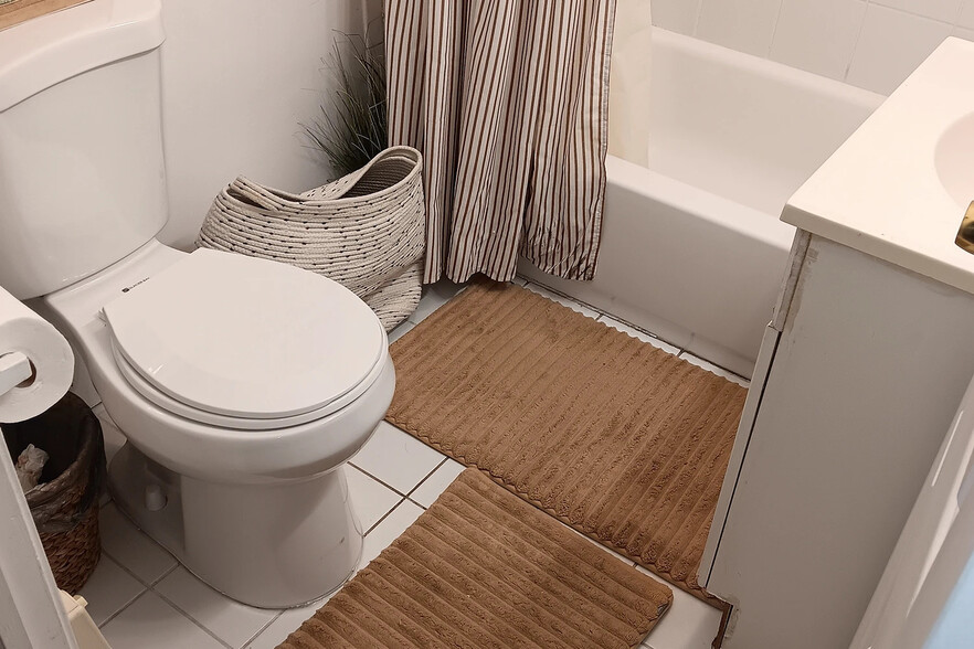 Building Photo - 910 Green Bay Rd