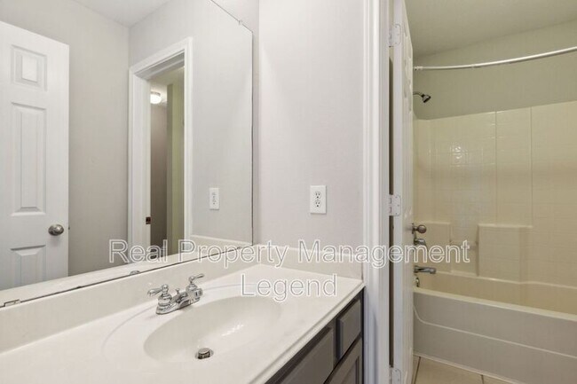 Building Photo - 5100 Brookside Dr