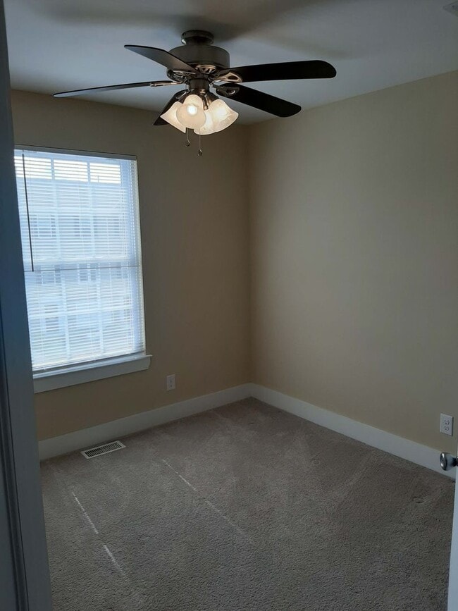 Building Photo - 3 BR/4 BA Townhome - Vineland - Kings Cros...