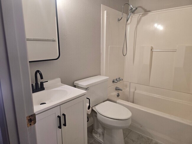 Building Photo - 3 bed / 2 bath