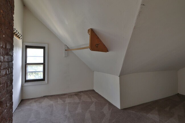 Building Photo - Central Campus - LARGE 4 Bedroom House with off-street parking