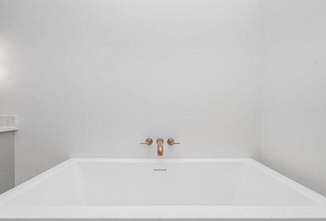 Building Photo - 909B Gale Ln