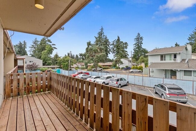 Building Photo - MOVE IN SPECIAL 1ST MONTH RENT FREE!! 2 be...