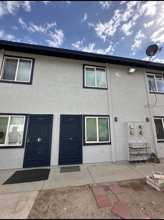 Building Photo - Charming 2BR Duplex in Surprise