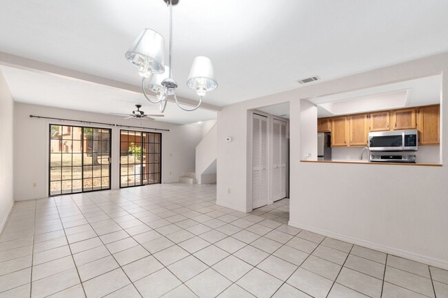 Building Photo - Spacious 3/3 townhome-style condo in Rockwood Villas with washer/dryer