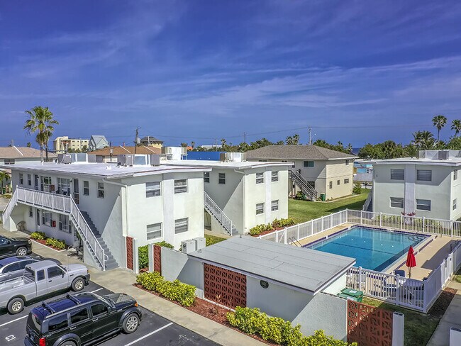 Building Photo - 651 Palm Dr