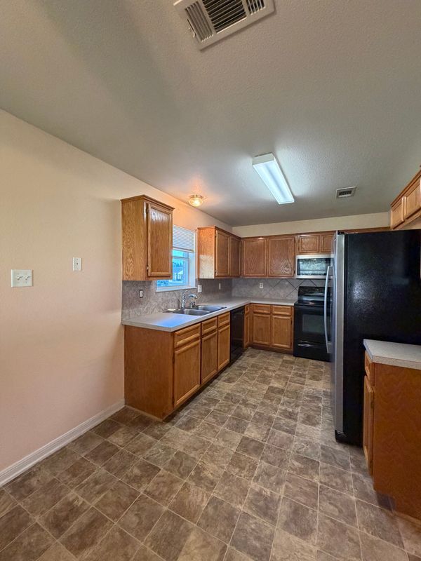 Building Photo - 715 Lakeview Dr