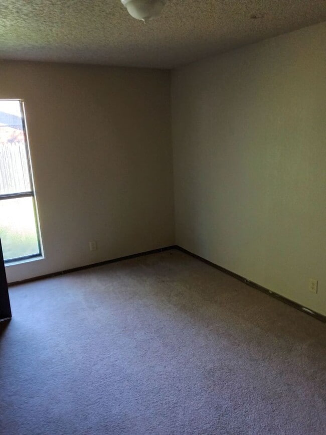 Building Photo - Charming 2 Bed, 2 Bath Home Near OCCC!