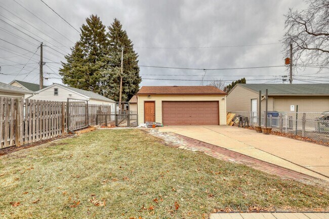 Building Photo - 122 S 77th St