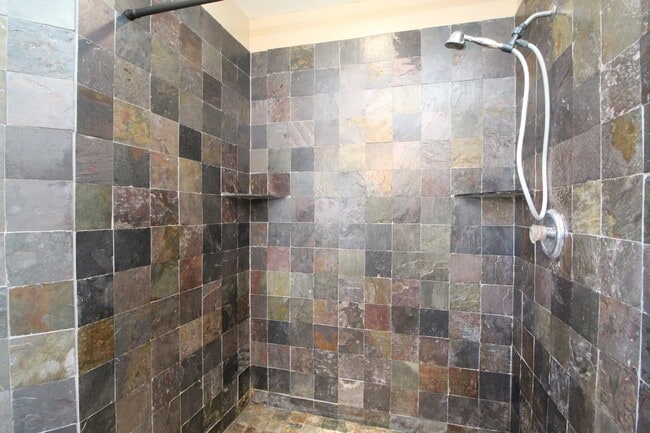 Building Photo - Spacious 3BR with Sunroom & Eat-In Kitchen – Holsberry Estates