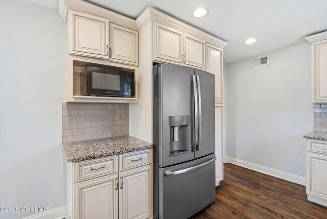 Building Photo - 19 Carole Dr