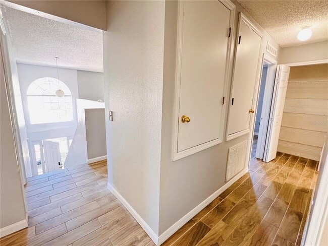 Building Photo - 2050 Corner Glen Dr