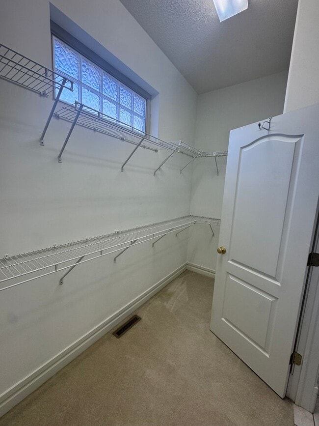 Building Photo - Stunning 3 BR 2 Bath Home!