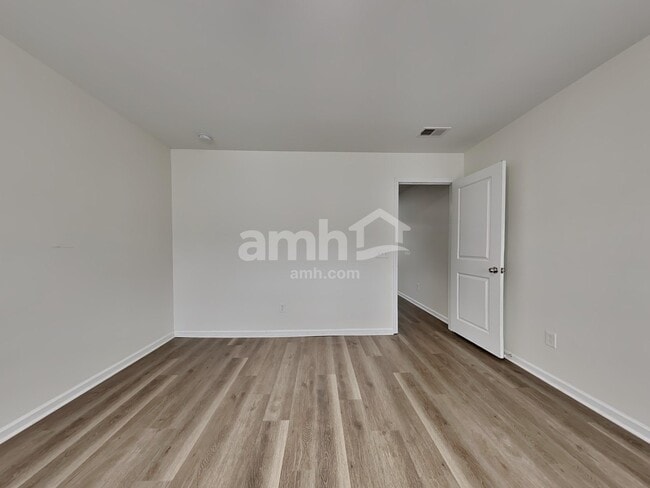 Building Photo - 136 Weeping Cypress Dr