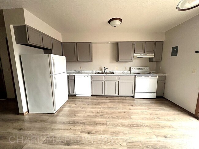 Building Photo - 2 BD - WHEN LOCATION, COMMUNITY AND PRICE MATTER...THIS IS THE PLACE FOR YOU!