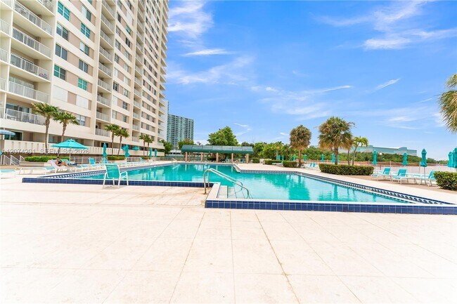 Building Photo - 300 Bayview Dr
