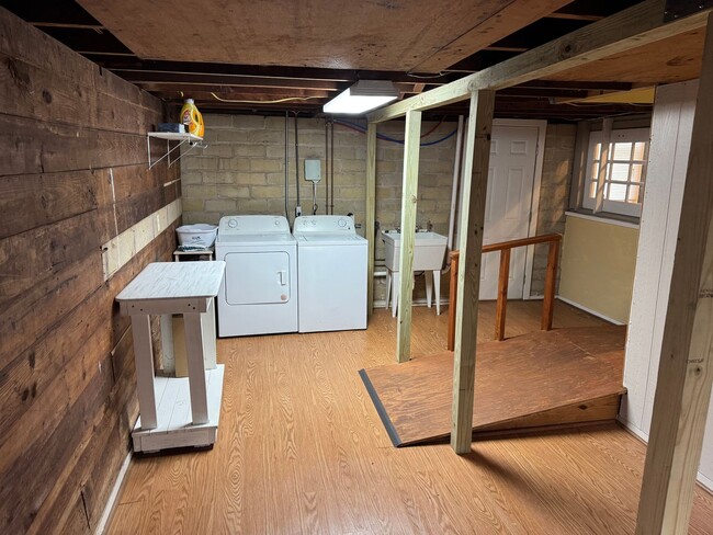 Building Photo - 2-bed/1-bath Downstairs unit!