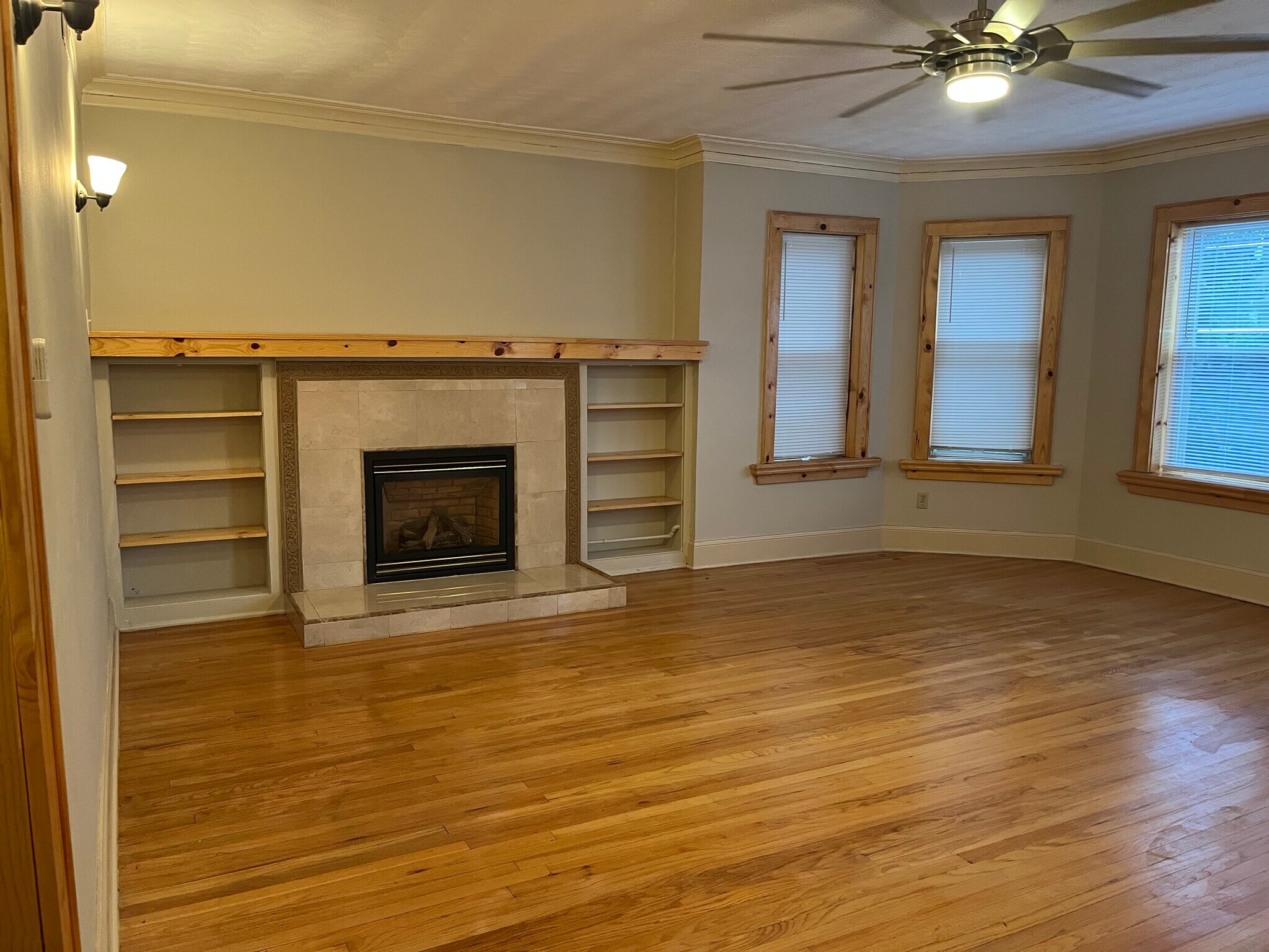Gas burning fireplace - 7619 S Phillips Ave