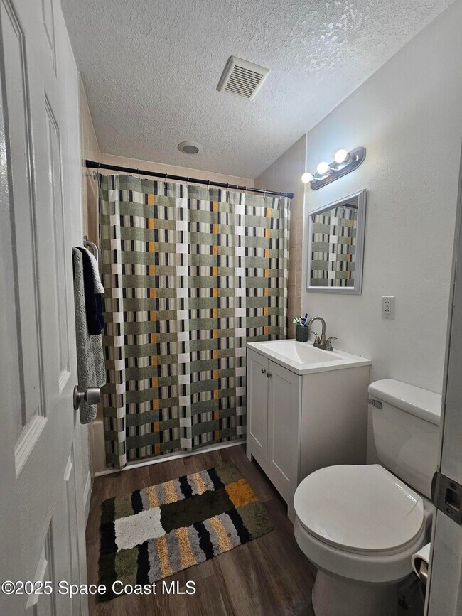 Building Photo - 119 Roosevelt Ave