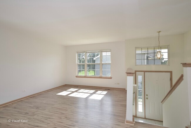 Building Photo - 923 Emerald Dr