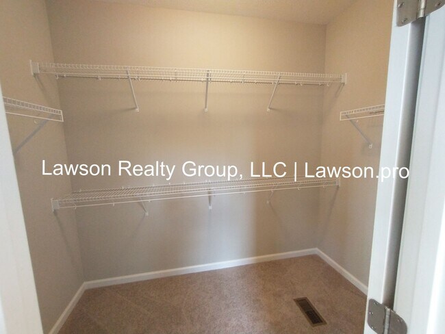 Building Photo - Upscale Three Bedroom in Colonial Green with Garage