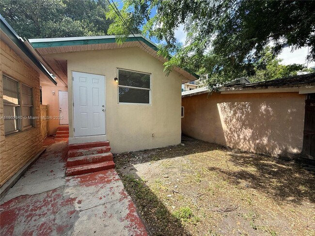 Primary Photo - 906 SW 14th Ave