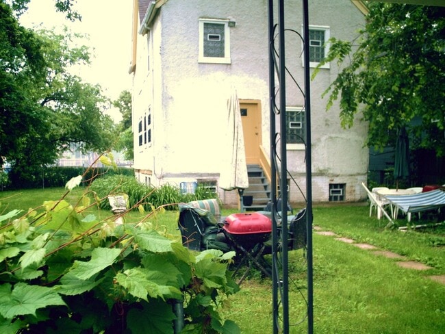 Building Photo - 2025 Ashland Ave