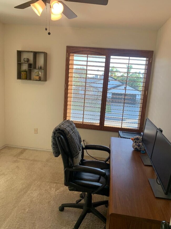 Building Photo - Wonderful East Ventura 4 Bedroom 2.5 Bath Home