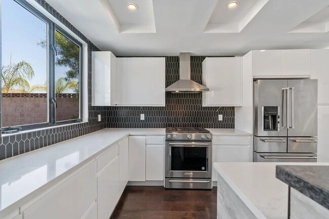 Building Photo - Modern and Spacious 4 Bed + 2.5 Bath Home