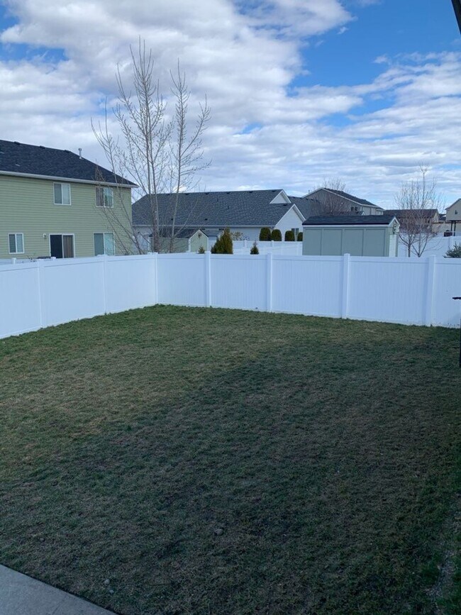 Building Photo - Beautiful 3 bedroom 2 bath home in Post Falls.