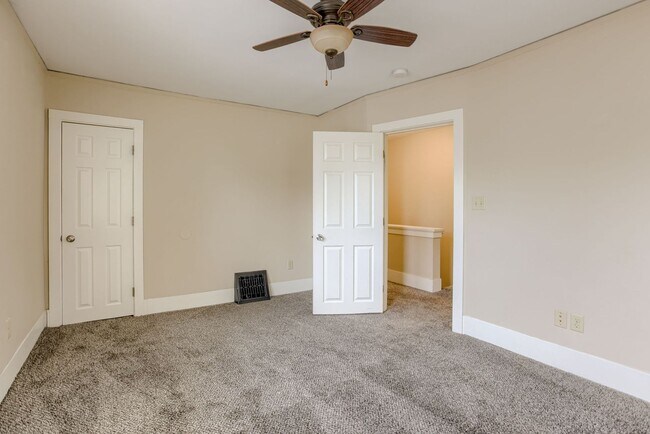 Building Photo - Spacious 3 Bedroom Duplex in the Heart of Midtown Featuring Detached Garage!!