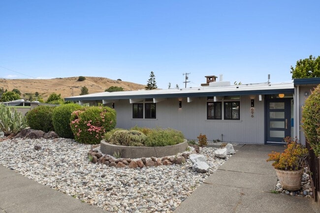Building Photo - Eichler Mid-Century Home, Newly Renovated