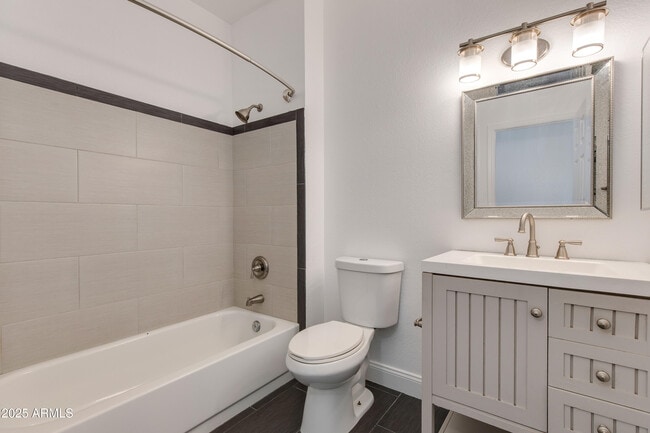 Building Photo - 2119 E New Bedford Dr