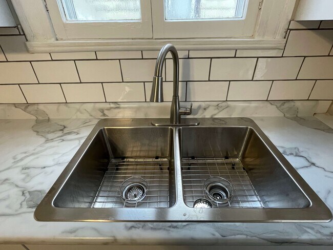 Building Photo - 1984-1984 W 54th St