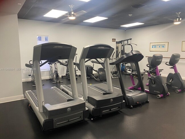 Building Photo - 412 Briarwood Cir