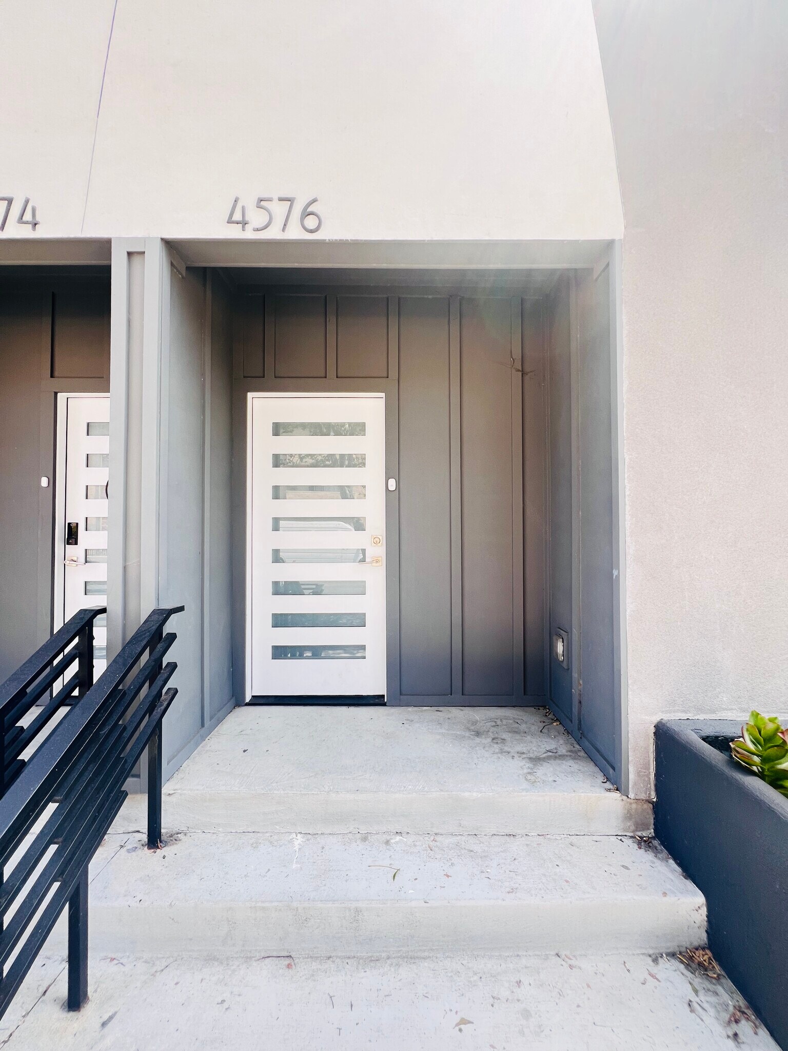 Building Photo - 4576 Oakwood Ave