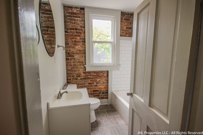 Building Photo - Updated 2 Bedroom 1 Bathroom in Downtown C...