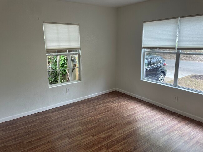 Building Photo - 1231 N Boston Pl