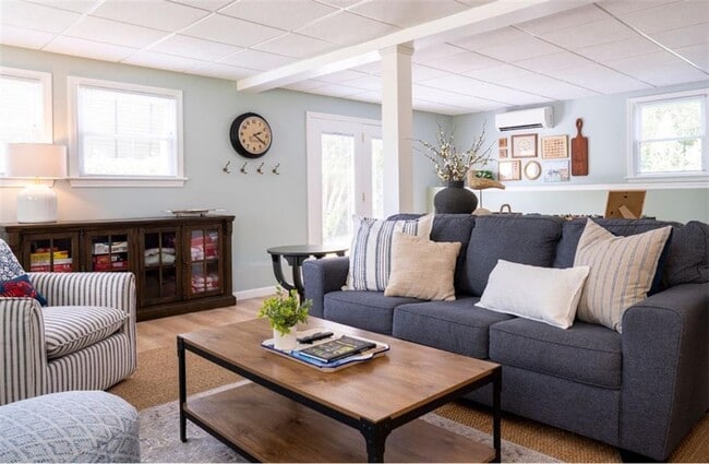 Building Photo - 11 N Hillview Dr