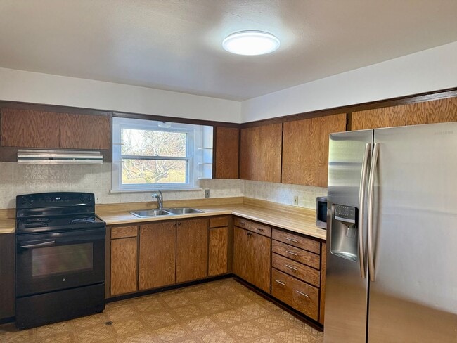 Building Photo - Spacious 2 bed/ 1 bath Home with Fenced Yard $2400/mo.