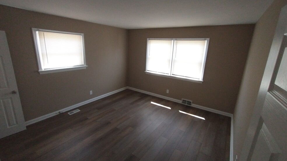 Building Photo - 1025 Oakwood Rd