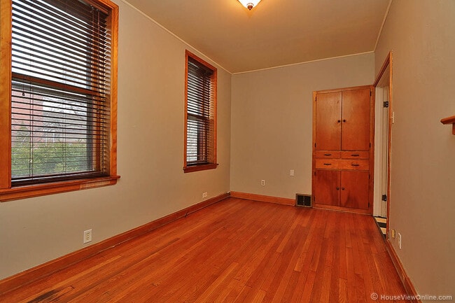 Building Photo - Three Story House Close to SEMO - June 2026- May 2027 Lease