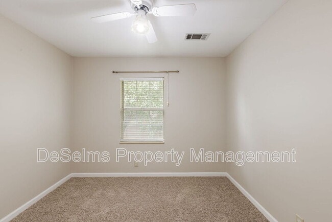 Building Photo - 5120 English Village Dr