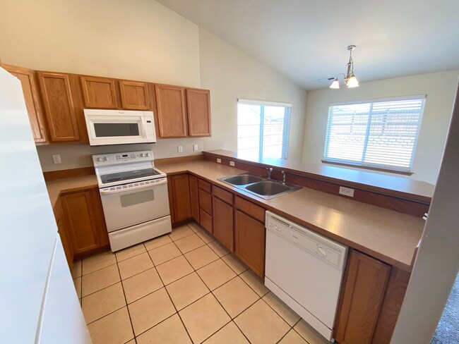 Building Photo - 4 Bed, 2 Bath Home!