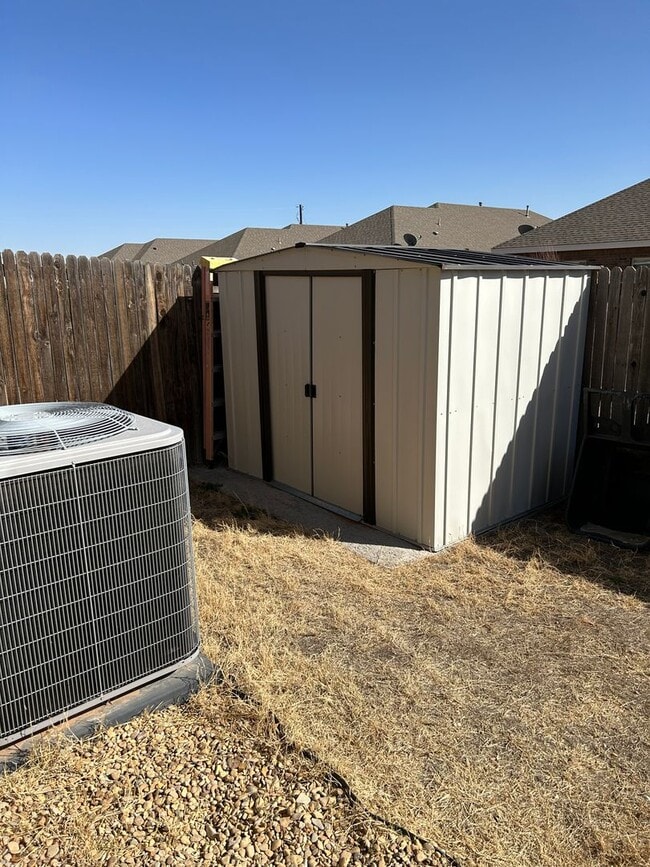Building Photo - Beautiful Townhome