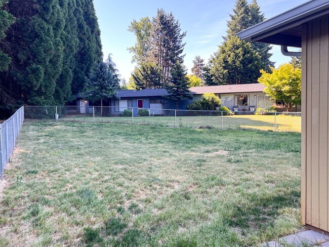 Building Photo - 2BD/1BA DUPLEX W/ GARAGE &YARD IN SALEM
