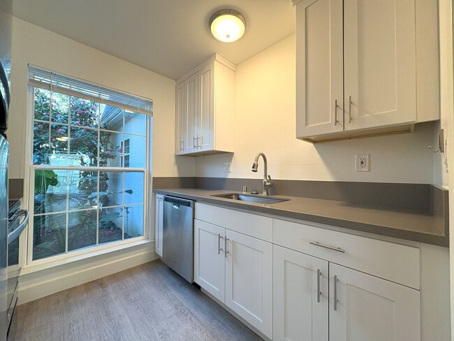 Building Photo - Spacious & Bright 3-Bedroom Condo in Menlo...