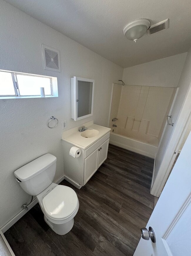 Building Photo - Cozy home in Wasco awaits your arrival! - ...
